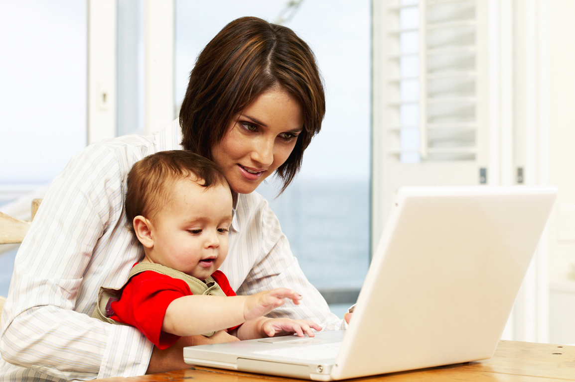Женщина с ребенком у компьютера