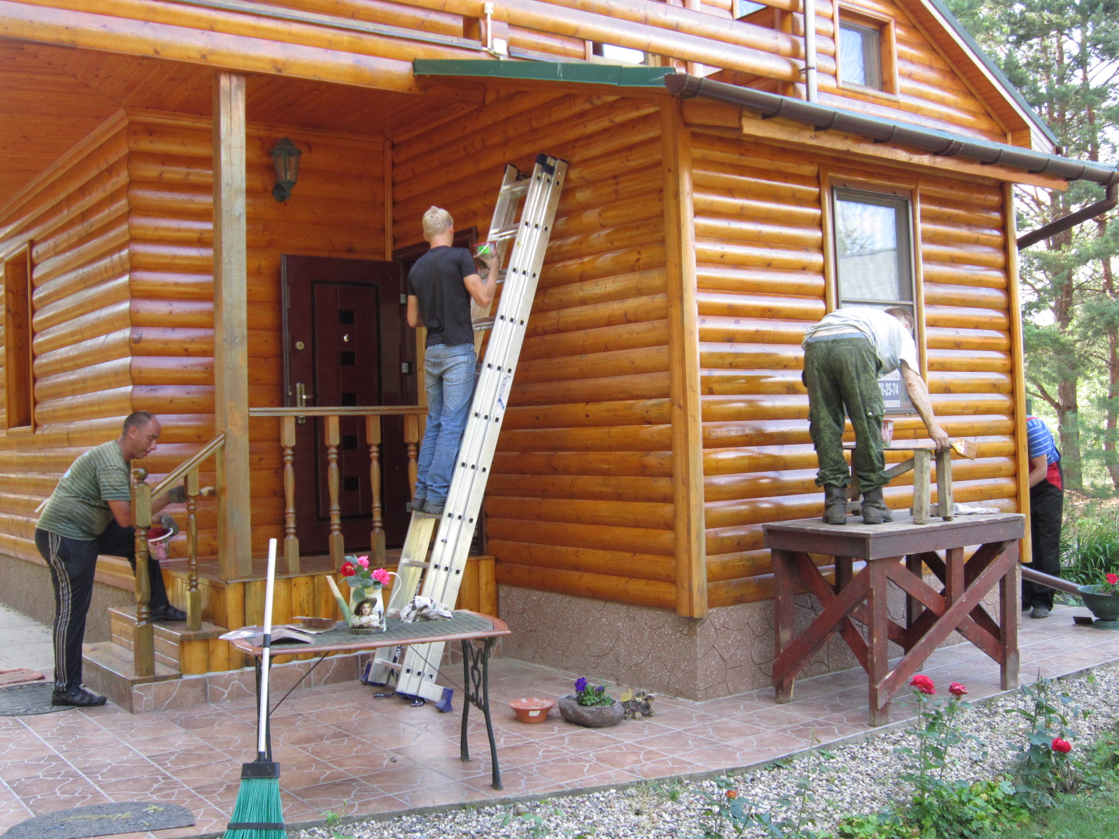 Дачный дом краска. Реконструкция дачного домика. Покраска деревянном домике. Баня снаружи. Покраска садового домика.