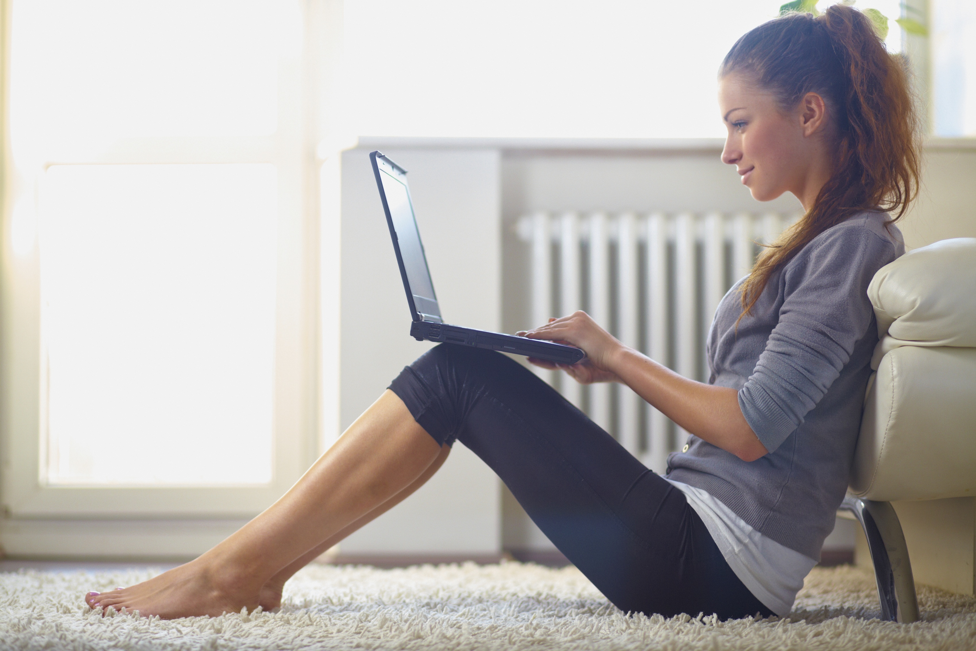 Сайт смотрим. Девушка с ноутбуком. Девушка за ноутбуком. Девушка сидит в интернете. Женщина сидит за компьютером.